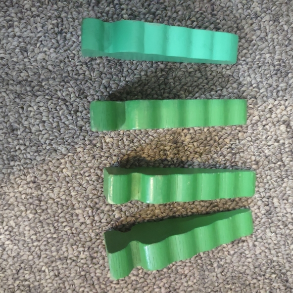 Wooden magnetic train, caboose, and four green trees lot - Picture 5 of 16